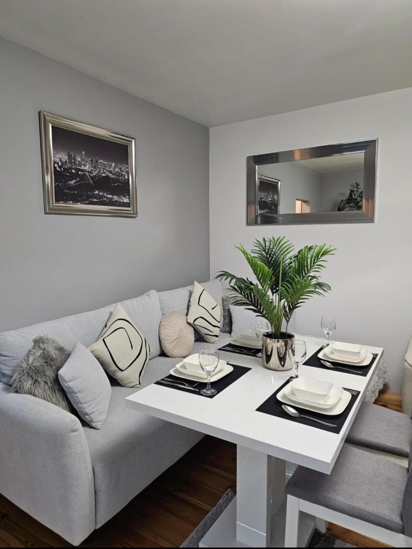 Apartment In Zyrardow 10Min To Suntago エクステリア 写真